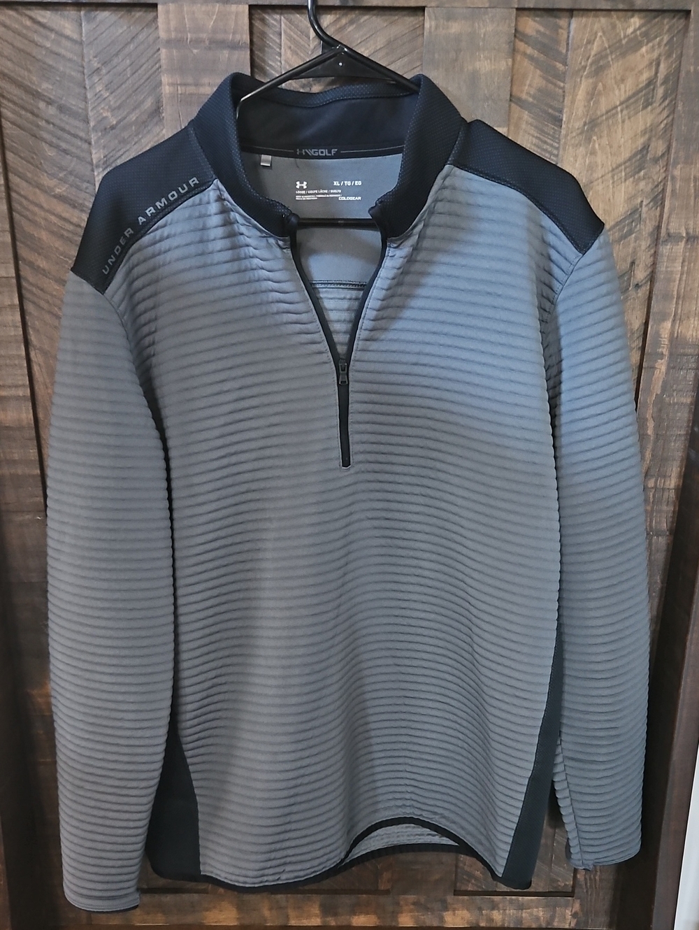 Mens XL Under Armour Gray and Black Textured Quarter Zip Pull Over.